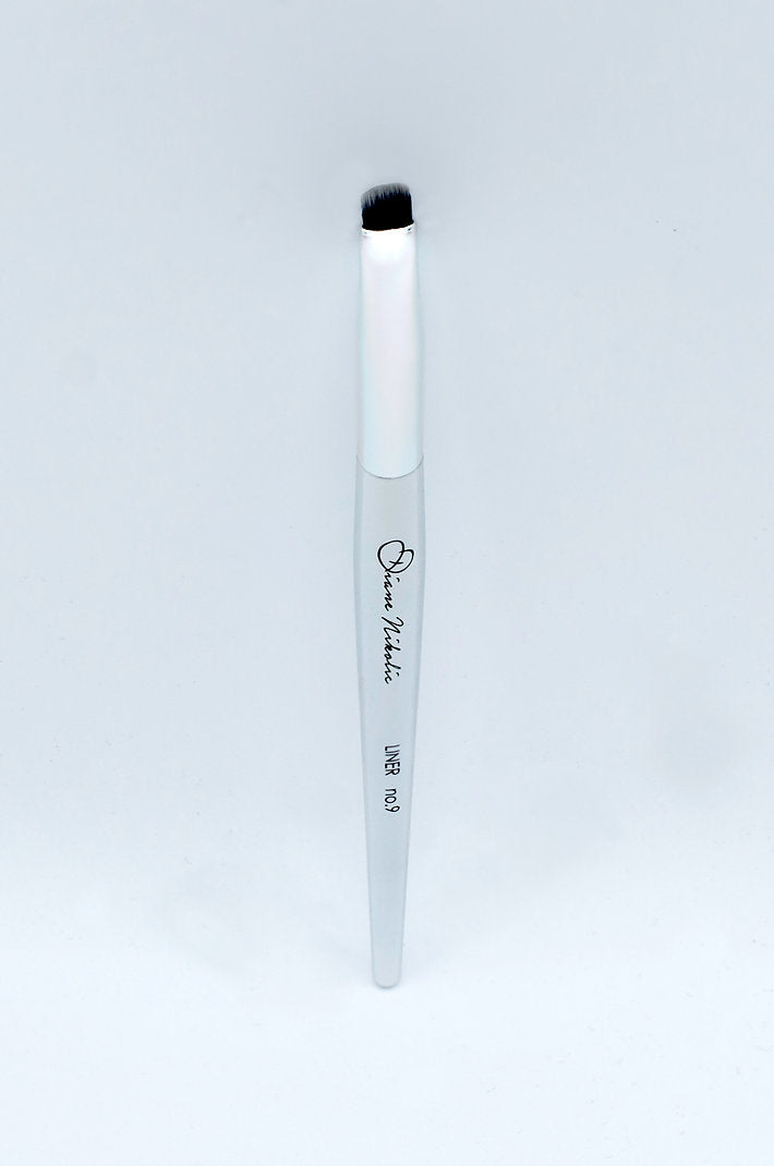 09. Liner Brush